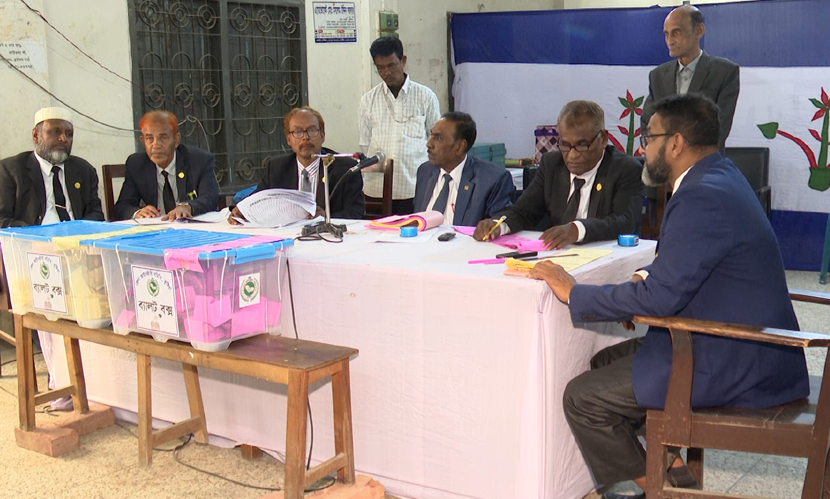 কুষ্টিয়া আইনজীবী সমিতির নির্বাচনে ভোটগ্রহণ চলছে