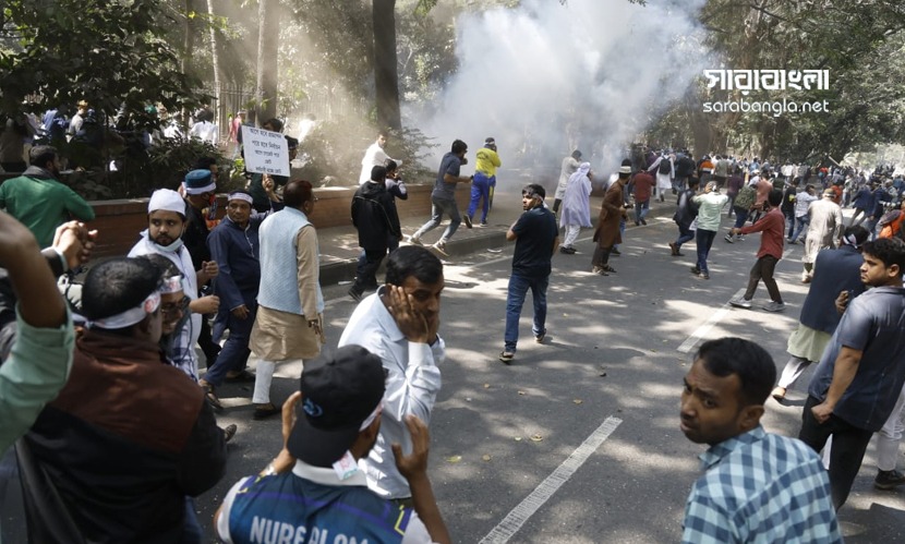 যমুনা অভিমুখে আন্দোলনরত সরকারি কর্মচারীরা, পুলিশের টিয়ারশেল- সাউন্ড গ্রেনেড নিক্ষেপ