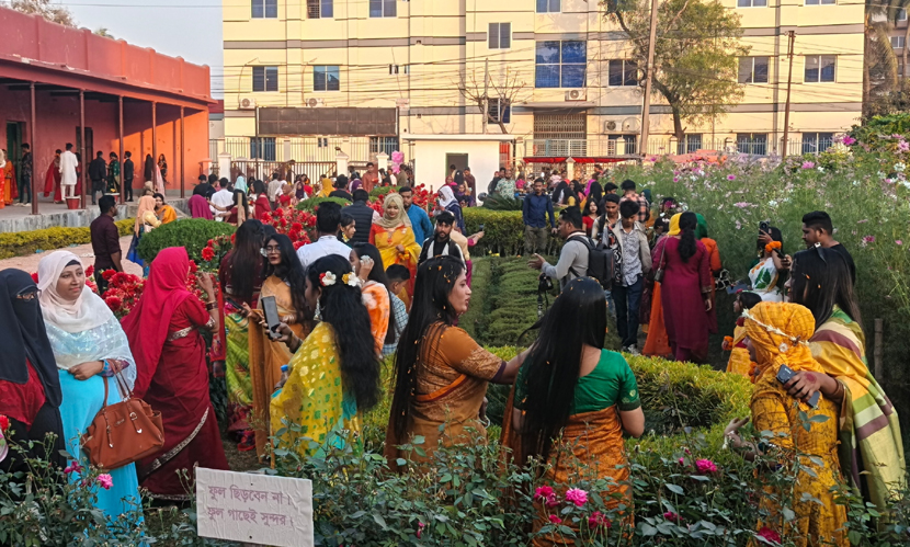 ভালোবাসা দিবসে বরিশালের বিনোদন কেন্দ্রে দর্শনার্থীদের ঢল