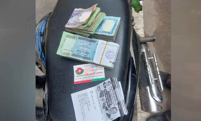 বরিশালে টাকা ও ভোটার স্লিপসহ ২ বিএনপি কর্মী আটক