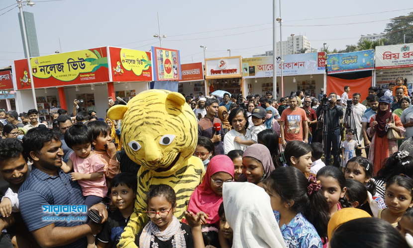 রোজার ক্লান্তি নিয়েই নতুন বইয়ের খোঁজে বইমেলায় দর্শনার্থীরা