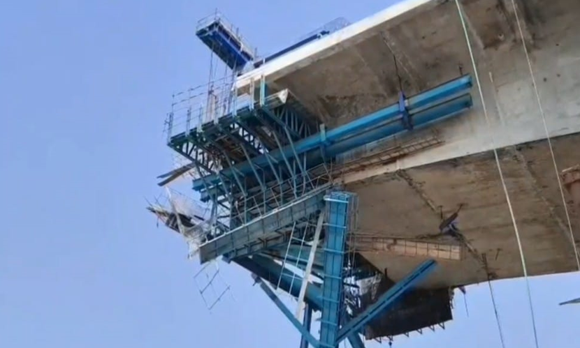 পায়রা বন্দরে সেতুর শার্টার ভেঙে নদীতে পড়ে যুবকের মৃত্যু, আহত ১০