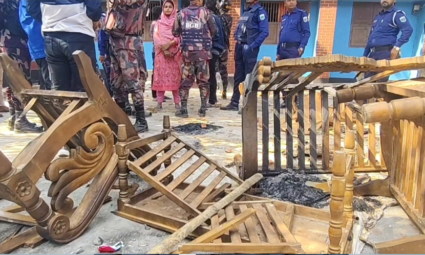 চাঁপাইনবাবগঞ্জে দু’গ্রুপের ধাওয়া-পালটা ধাওয়া, ভাঙচুর-অগ্নিসংযোগ