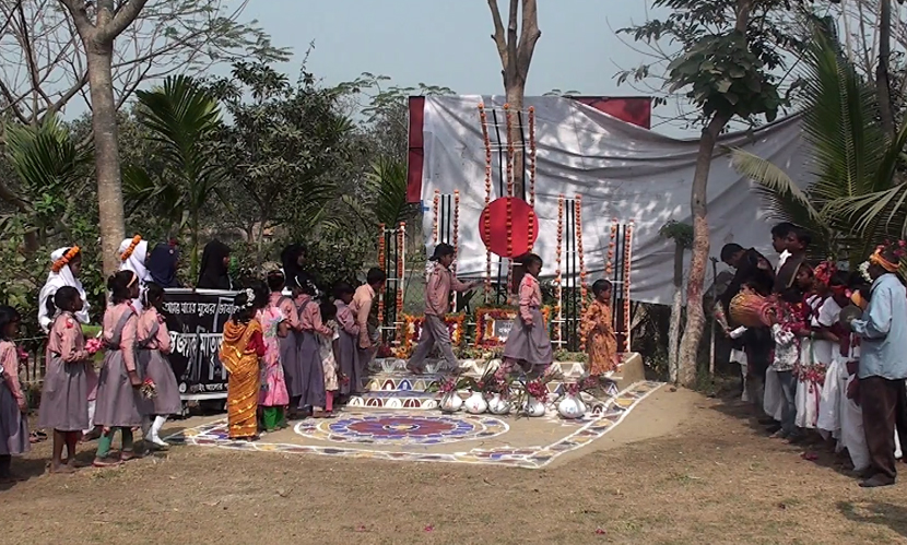 বাঁশ-কঞ্চির বেদিতে বুনো ফুলের শ্রদ্ধা