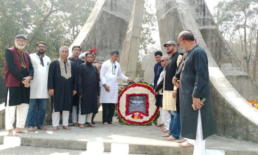 ভাষা শহিদদের প্রতি চবি প্রশাসনের পুষ্পস্তবক অর্পণ