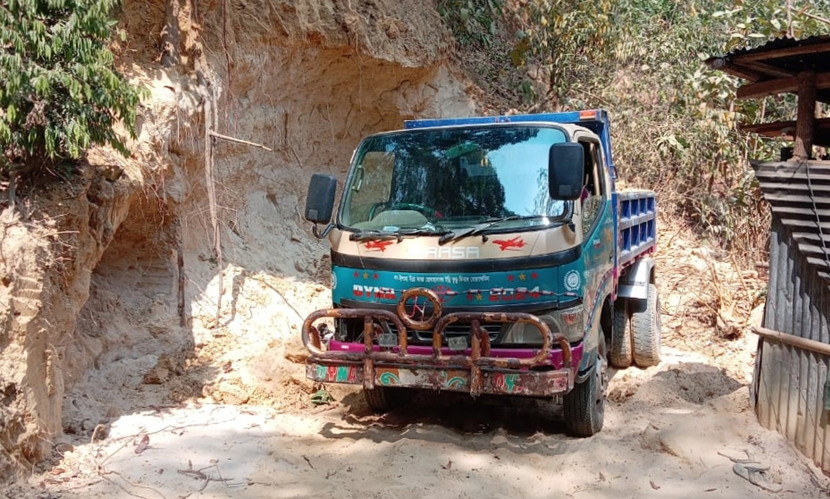পাহাড় কেটে মাটি পাচার, ট্রাক জব্দ