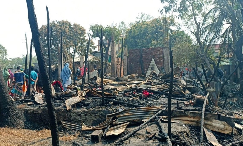 অগ্নিকাণ্ডে ১০ বসতঘর পুড়ে ছাই, ২৫ লাখ টাকার ক্ষতি