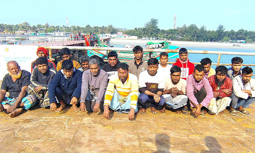 সাগরপথে সিমেন্ট পাচার চেষ্টা, ২ নৌকাসহ আটক ১৯