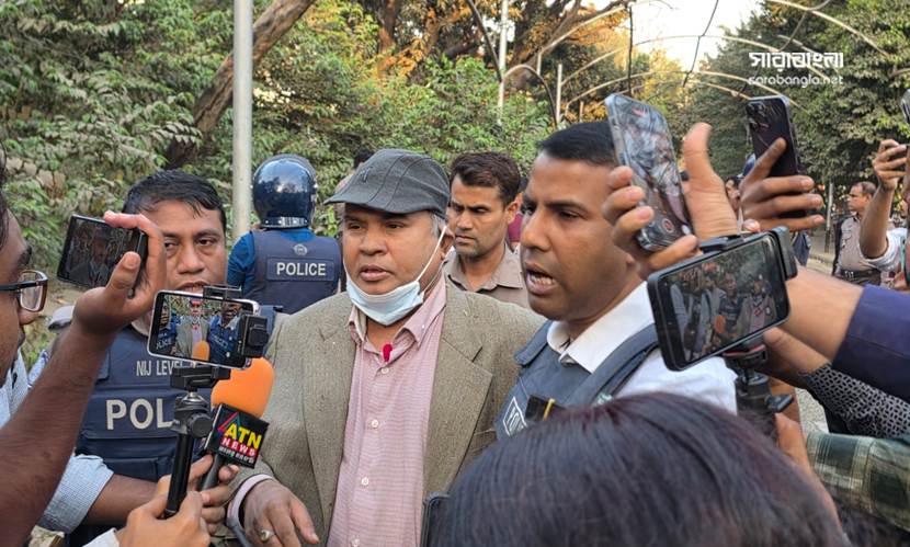 ধানমন্ডি ৩২ নম্বরে ফুল দিতে এসে 'পলাতক' ঢাবি শিক্ষকসহ আটক ৫