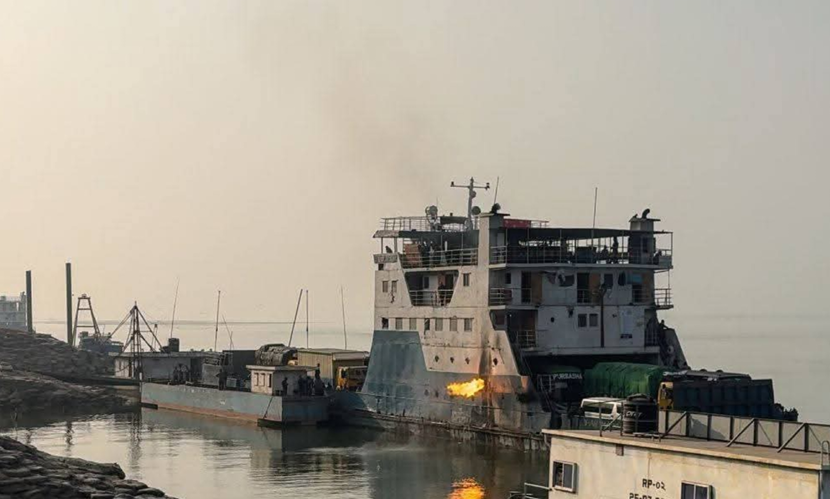 দৌলতদিয়ায় শাহ্ মখদুম ফেরিতে আগুন
