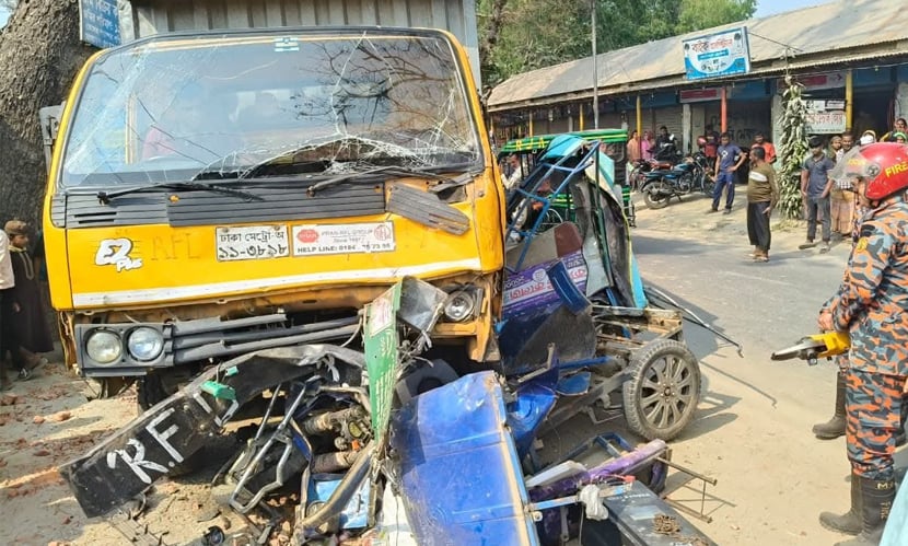 গাইবান্ধায় কাভার্টভ্যানচাপায় নিহত ২, আহত ৪