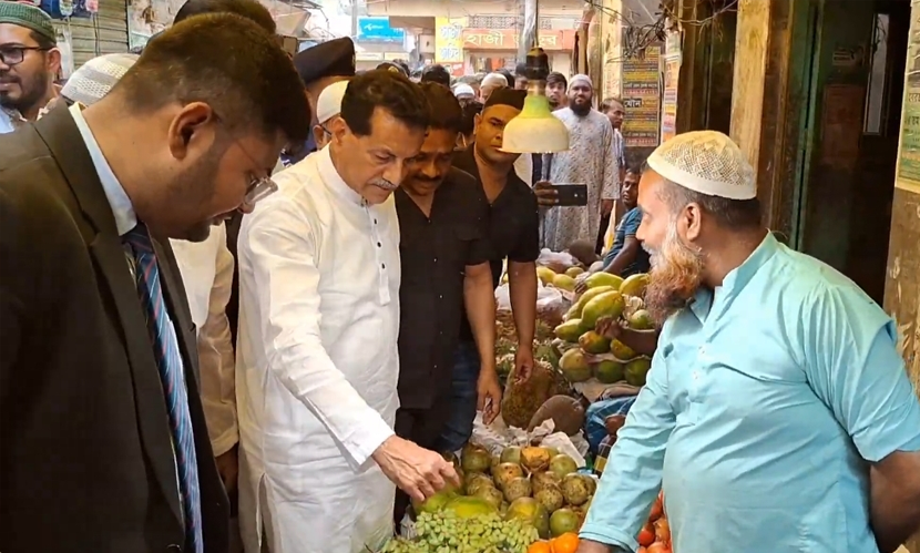 বাজারে গিয়ে ব্যবসায়ীদের সতর্ক করলেন এমপি খায়রুল কবির খোকন - Digi Bangla