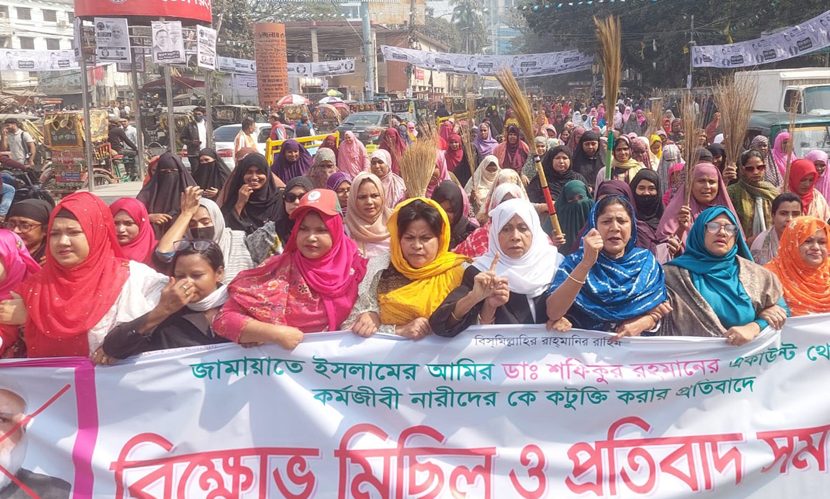 বগুড়ায় মহিলা দলের ঝাড়ু মিছিল