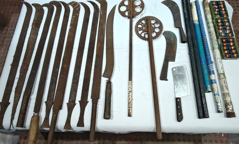 মুন্সীগেঞ্জে কিশোর গ্যাংয়ের আস্তানায় দেশীয় অস্ত্র ও বোমা উদ্ধার