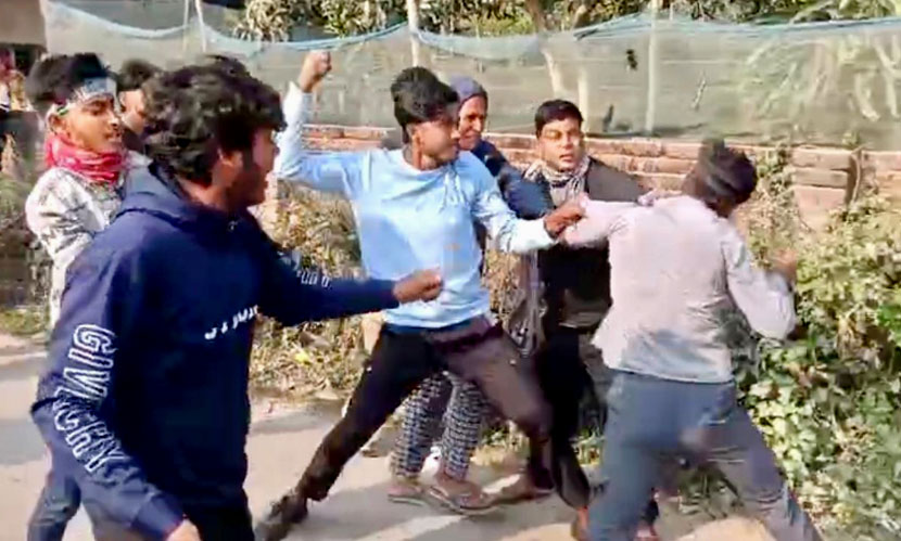 রাজশাহী-৫ আসনের ধানের শীষ ও ফুটবল প্রতীকের সমর্থকদের সংঘর্ষ