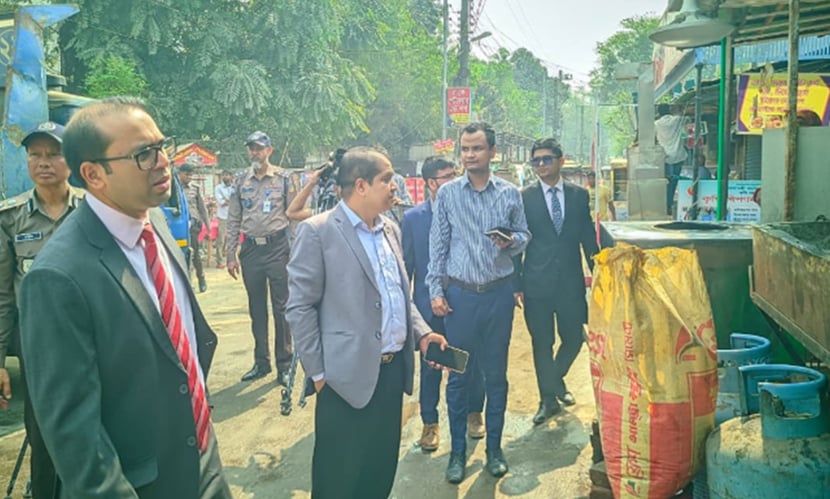 রংপুর নগরীতে অবৈধ ব্যানার-ফেস্টুন-বিলবোর্ড অপসারণ