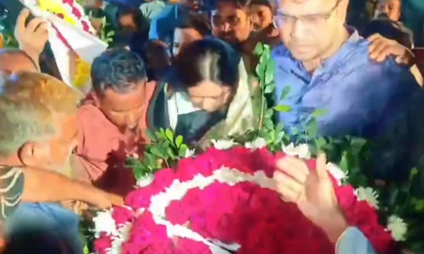 শহিদ মিনারে শ্রদ্ধা নিবেদনে রুমিন ফারহানাকে বাধা, ১৫০ জনের বিরুদ্ধে মামলা