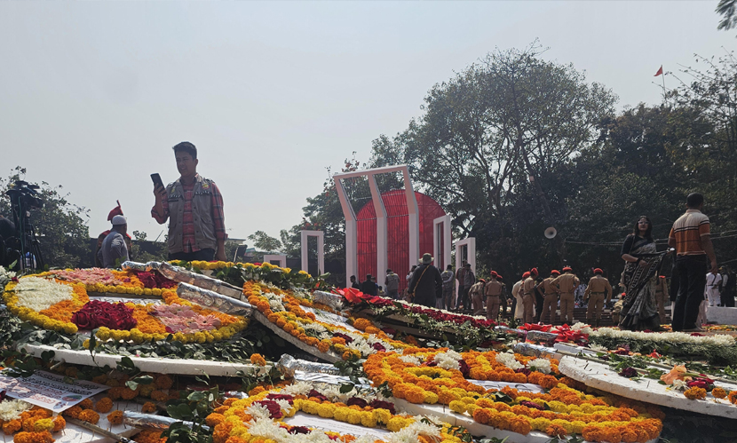শহিদ মিনারে নানান সাজে নানান জাতির শ্রদ্ধার ফুল