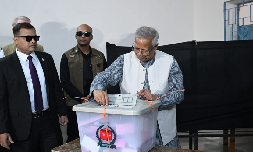 ভোট দিলেন প্রধান উপদেষ্টা
