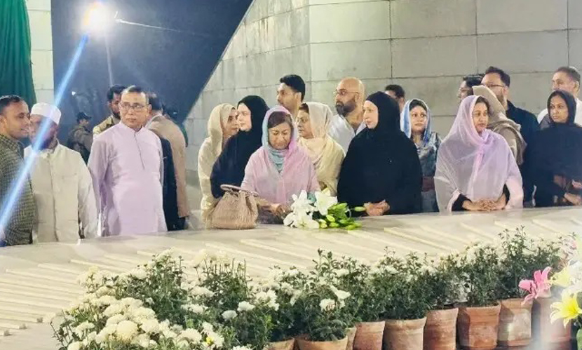 শবে বরাতের রাতে জিয়াউর রহমান-খালেদা জিয়ার কবরে পরিবারের শ্রদ্ধা