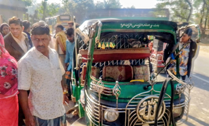 বাস-অটোরিকশার সংঘর্ষে শিশুর মৃত্যু, আহত ৫