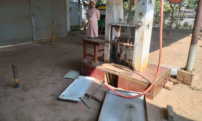 সিরাজগঞ্জে গ্যাস স্টেশনে দুর্বৃত্তদের হামলা, দুর্ভোগে চালক-যাত্রী