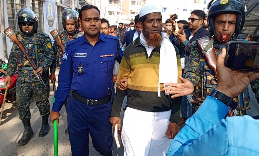 ভোটকেন্দ্রের সামনে ৭৯ হাজার টাকা বহনে জামায়াত নেতা আটক