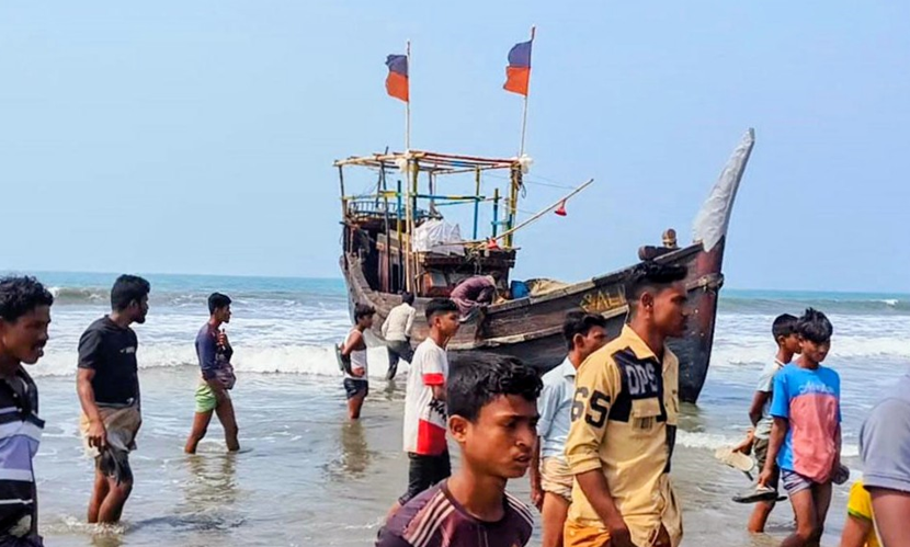 টেকনাফ সৈকতে ভেসে এলো অজ্ঞাত ট্রলার