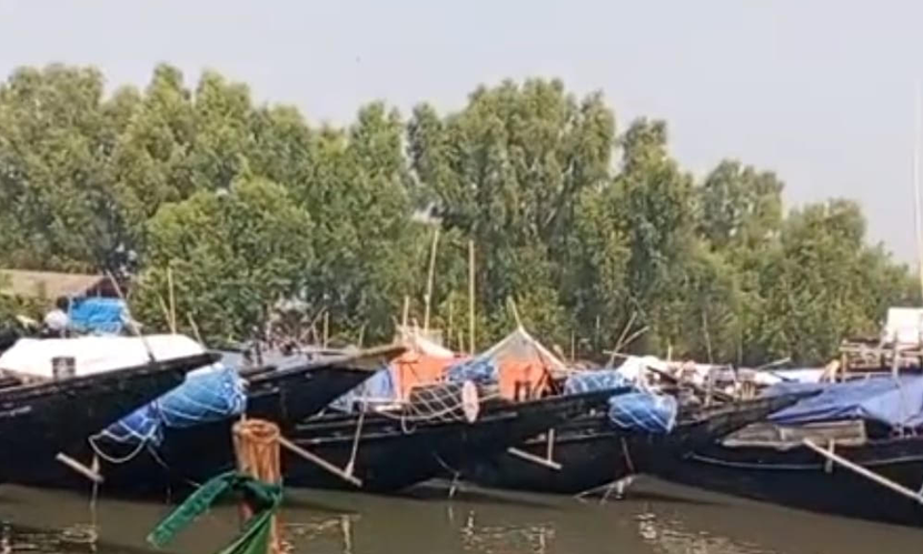 দস্যু আতঙ্কে সাগরে মাছ ধরা বন্ধ দুবলার চরের জেলেদের