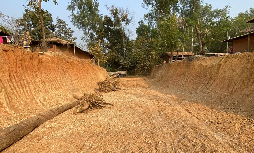 পাহাড় কাটায় ধসের আতঙ্কে নির্ঘুম রাত তিন পরিবারের