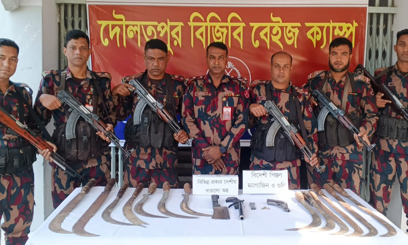 কুষ্টিয়ায় বিজিবির অভিযানে বিপুল অস্ত্র উদ্ধার