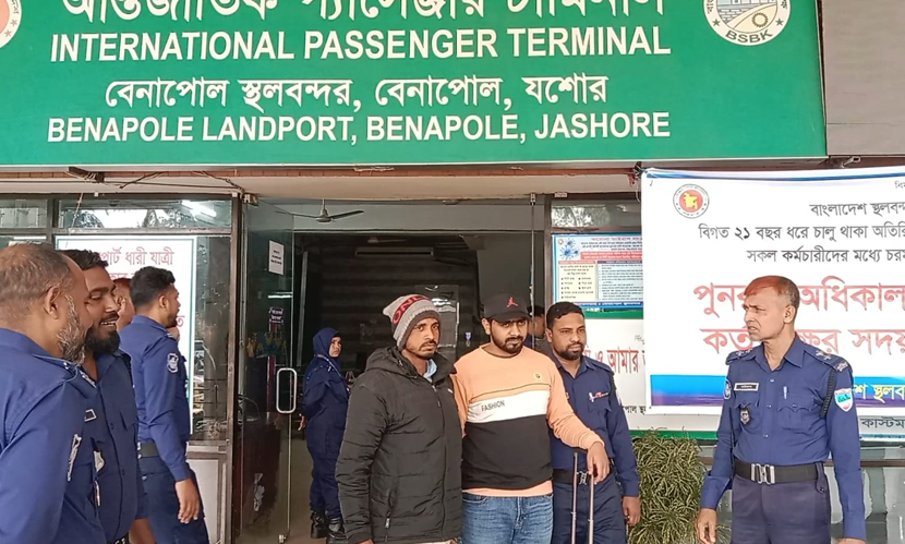 ভারতে পালানোর সময় হত্যা মামলার ২ আসামি আটক