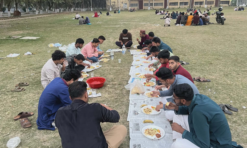 ইফতারের আমেজে মুখর রাবি, ক্যাম্পাসজুড়ে শিক্ষার্থীদের মিলনমেলা