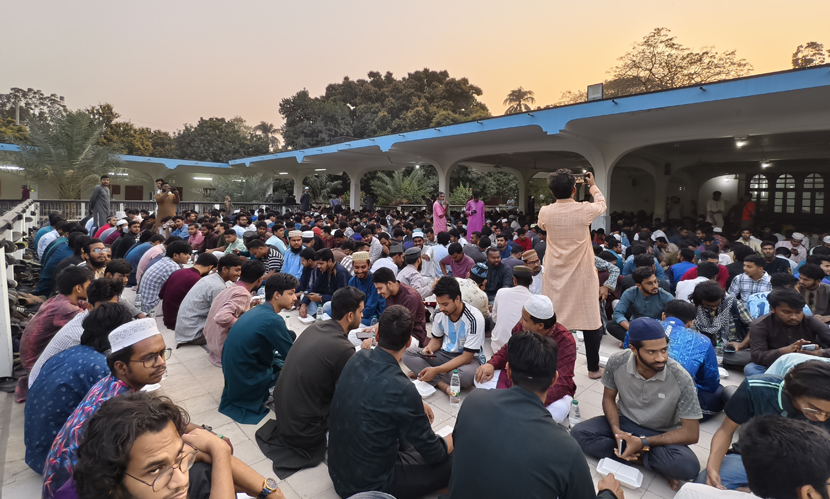১৬ হাজার শিক্ষার্থীকে নিয়ে রাবি প্রশাসনের গণইফতার
