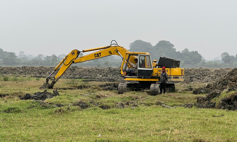 চাষের জমিতে পুকুর খননে বিপাকে কৃষক