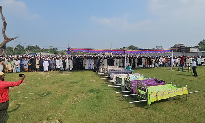মোংলায় পাশাপাশি ৯ জনের দাফন সম্পন্ন