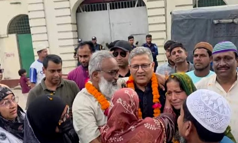 আ.লীগ নেতাকে জেলগেটে মালা পরিয়ে বরণ করলেন বিএনপির এমপি