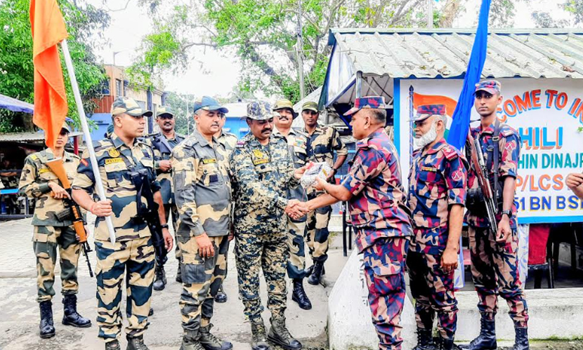 হিলি সীমান্তে বিজিবি-বিএসএফের ঈদ শুভেচ্ছা বিনিময়
