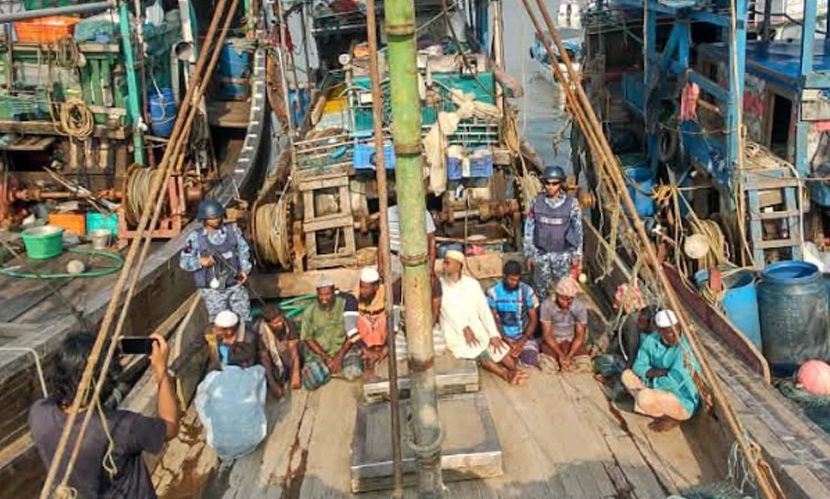 বঙ্গোপসাগরে ৩টি বোটসহ ৩৭ জেলে আটক