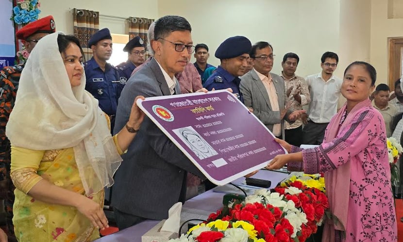 বান্দরবানে প্রথম ধাপে ফ্যামিলি কার্ড পেল ১০৯৭ পরিবার