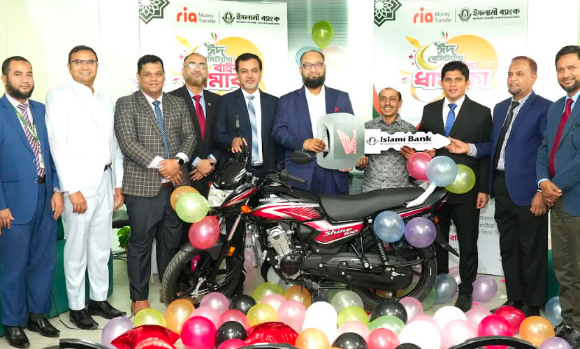 ইসলামী ব্যাংকের রেমিট্যান্স উৎসবে মোটরসাইকেল হস্তান্তর