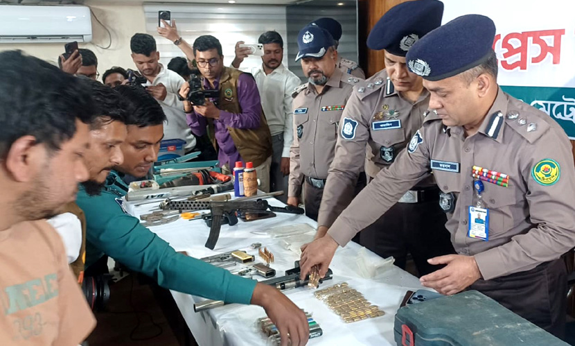 সিএমপির অভিযানে বিপুল পরিমাণ অস্ত্র ও গুলি উদ্ধার, গ্রেফতার ২