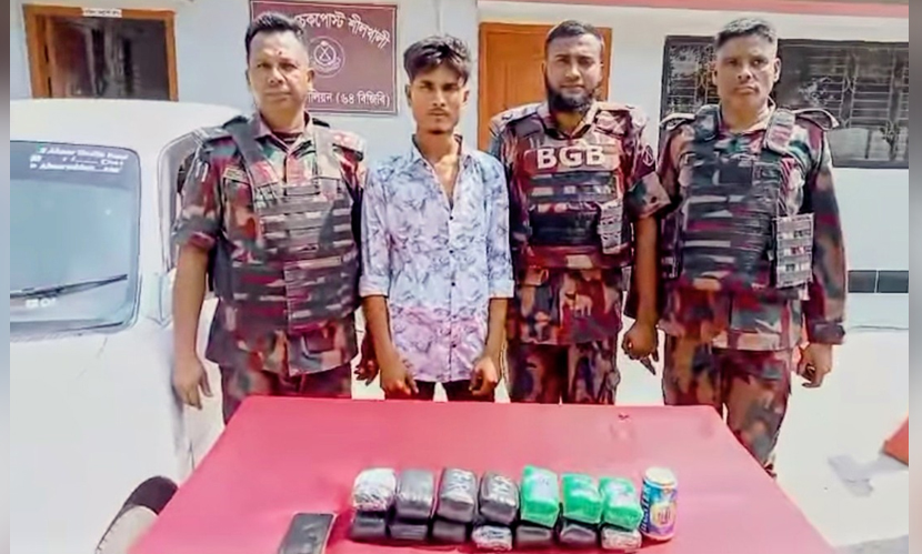 প্রাইভেটকারের ড্যাশবোর্ডে ২৮ হাজার ইয়াবা, চালক আটক