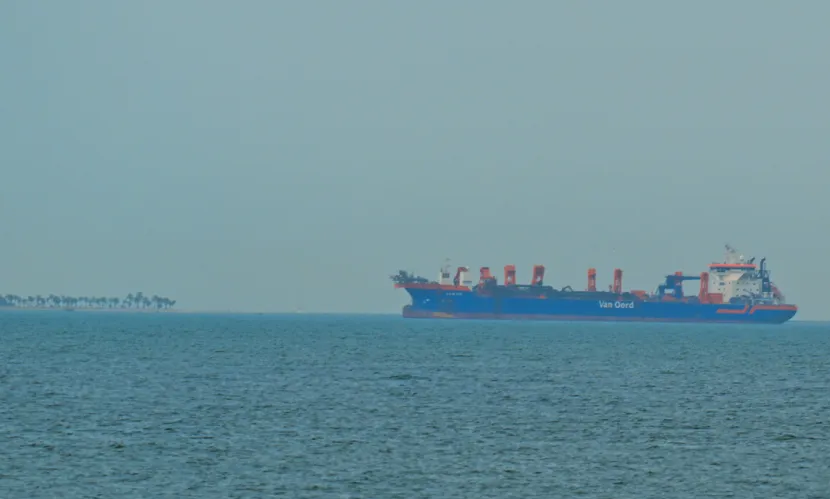 সংযুক্ত আরব আমিরাত উপকূলে কন্টেইনারবাহী জাহাজে হামলা