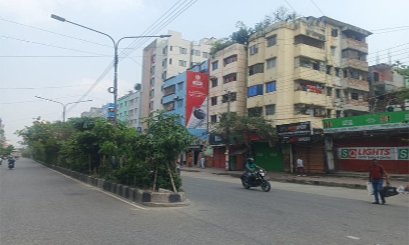 ছুটি শেষ হলেও ঈদের আমেজ কাটেনি, ফাঁকা রাজধানীর জনপদ
