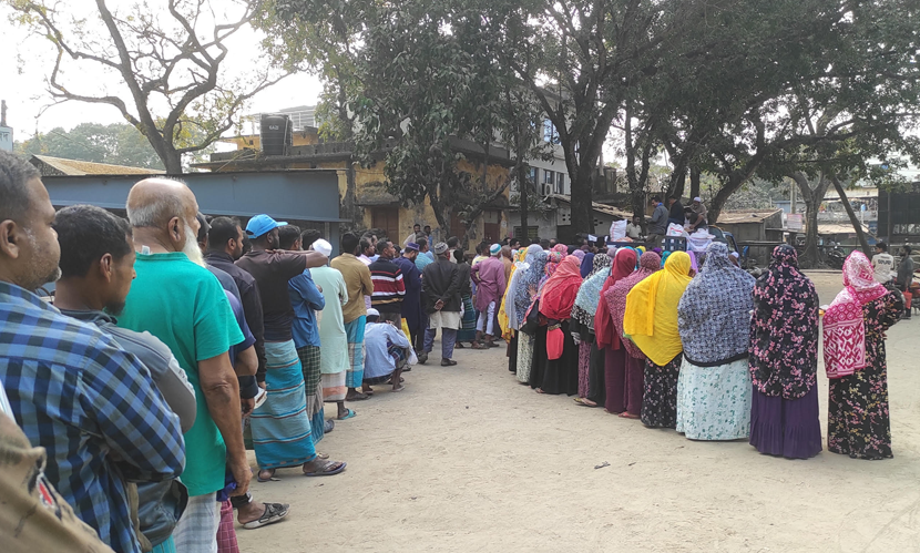 সাতক্ষীরায় টিসিবি পণ্য কিনতে ক্রেতাদের ভোগান্তি, অভিযোগ অনিয়মের
