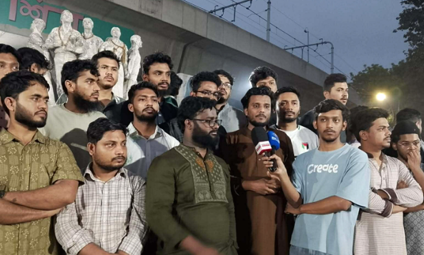 ছাত্রশক্তি নেতার বাড়িতে অগ্নিকাণ্ডের প্রতিবাদে ঢাবিতে বিক্ষোভ