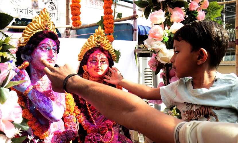 দোলের আবিরে রাঙা