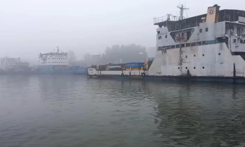 দৌলতদিয়া-পাটুরিয়া নৌ পথে হঠাৎ কুয়াশায় ফেরি চলাচল বন্ধ