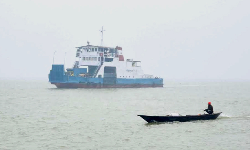 কুয়াশা কেটে যাওয়ায় দৌলতদিয়া-পাটুরিয়ায় ফেরি চলাচল শুরু
